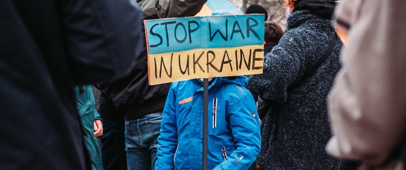A child protesting against the war in Ukraine